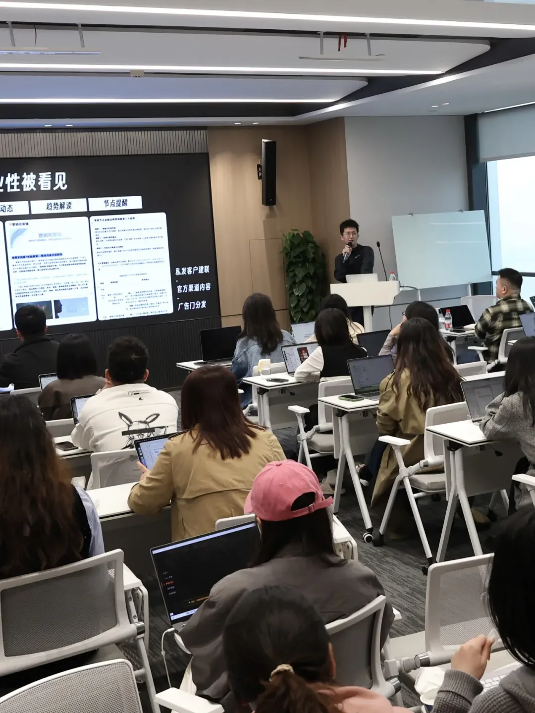 企业喊 All in AI 之前,先想清楚这四层文章配图 02